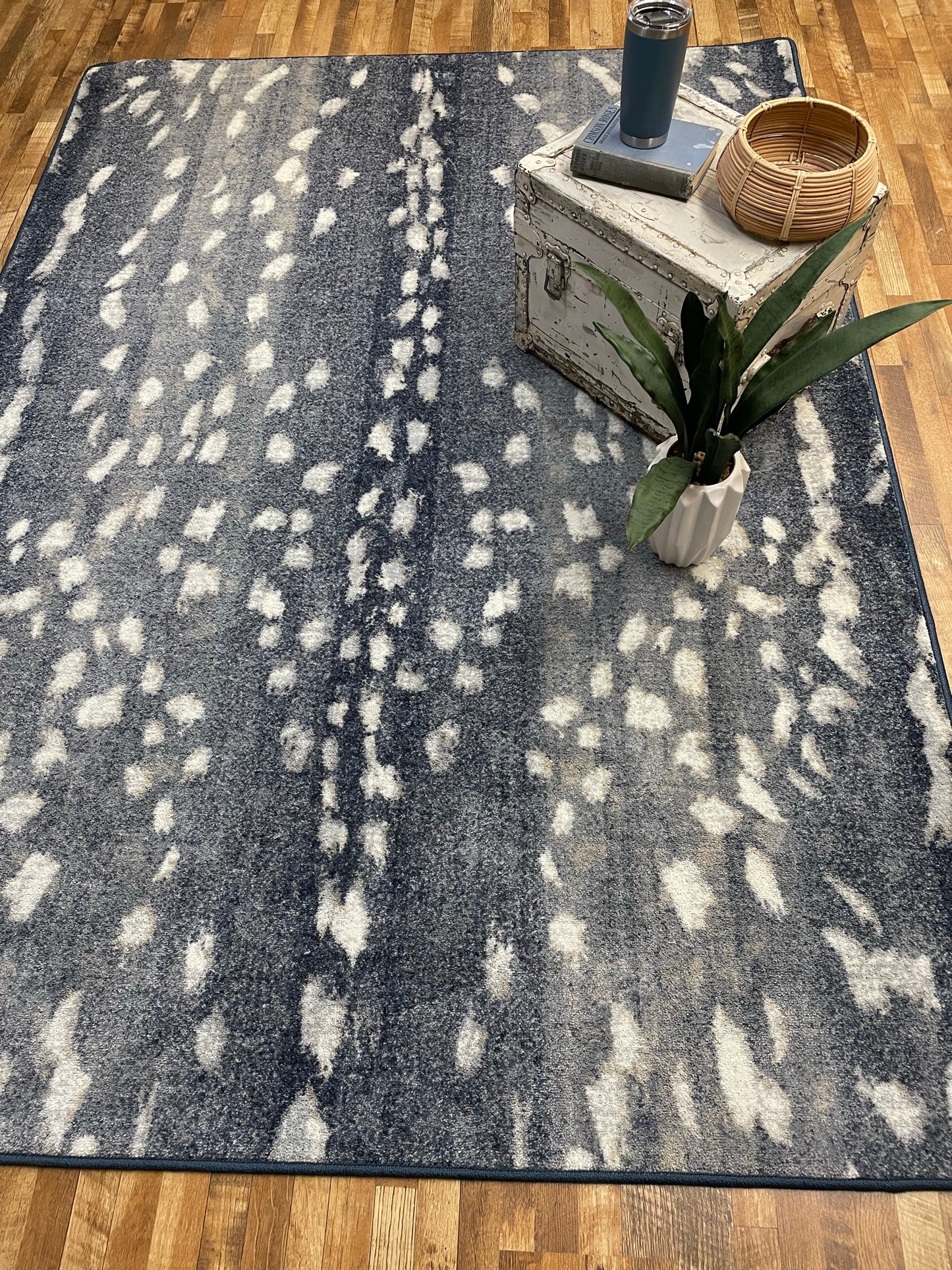 Emery Axis Hide | Blue